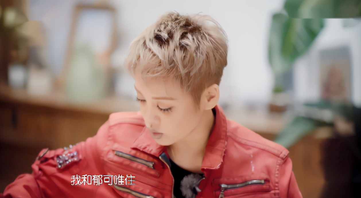 在“姐姐团”勾心斗角的宁静，机场弯腰摸粉丝肉*袜丝**，举动超可爱