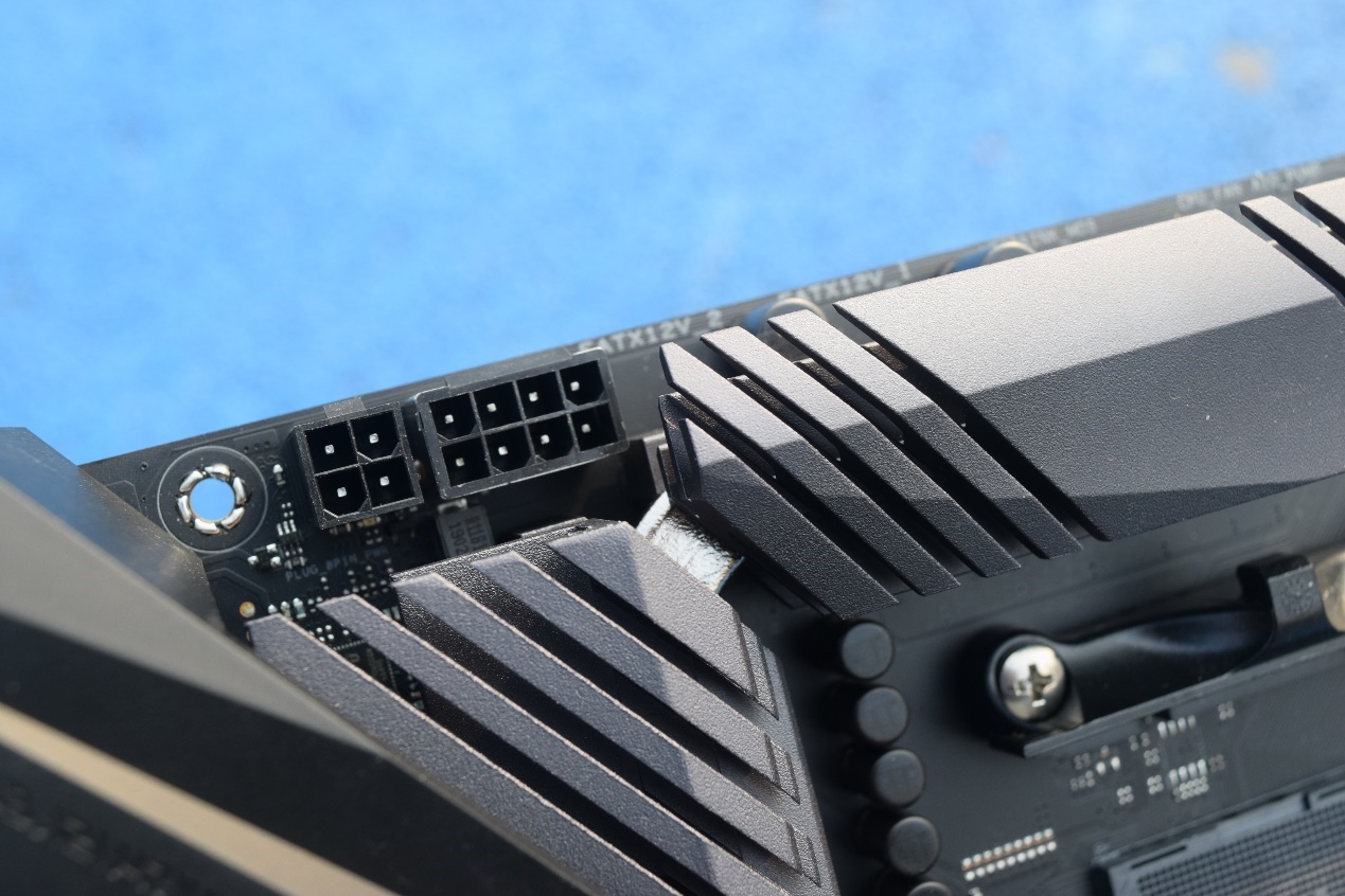 RAID实用、灯光好玩，跨代升级的ROGStrixX570装机点评