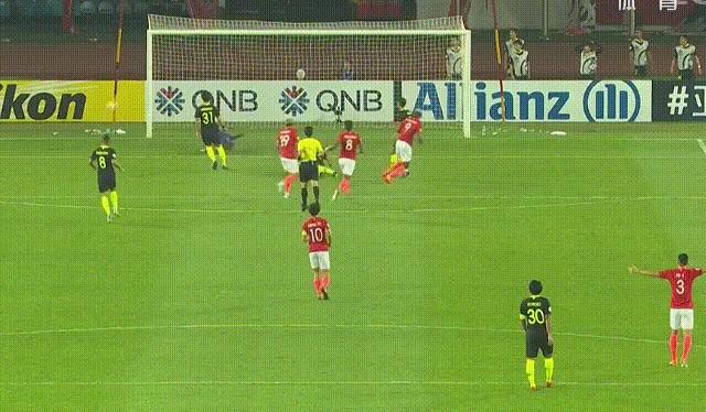 就差那么一点儿！塔利斯卡世界波击中门框，双腿跪地、抱头懊悔