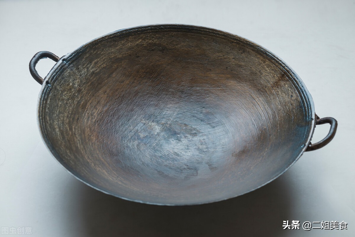 用过的铁锅怎么不生锈的最佳方法,如何让用过的铁锅不再生锈和粘锅