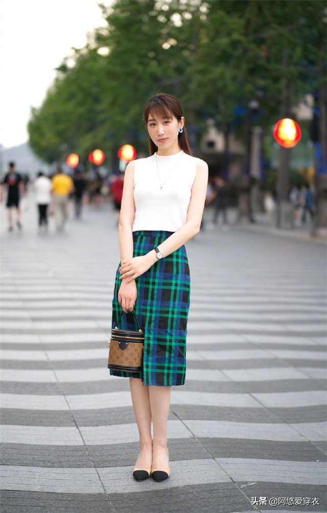 今年流行半身长短款裙,短半身裙搭配的上衣推荐