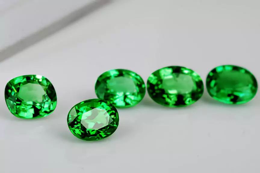 有的宝石璀璨闪亮有的却暗淡无光，你知道什么原因么？