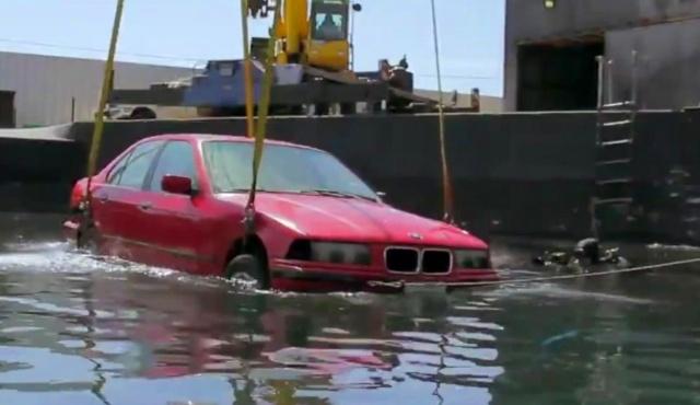 驾车不慎落水的自救方法是什么,汽车坠河逃生技巧