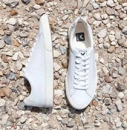 今年流行的帆布鞋长什么样子,今年流行的帆布鞋花纹