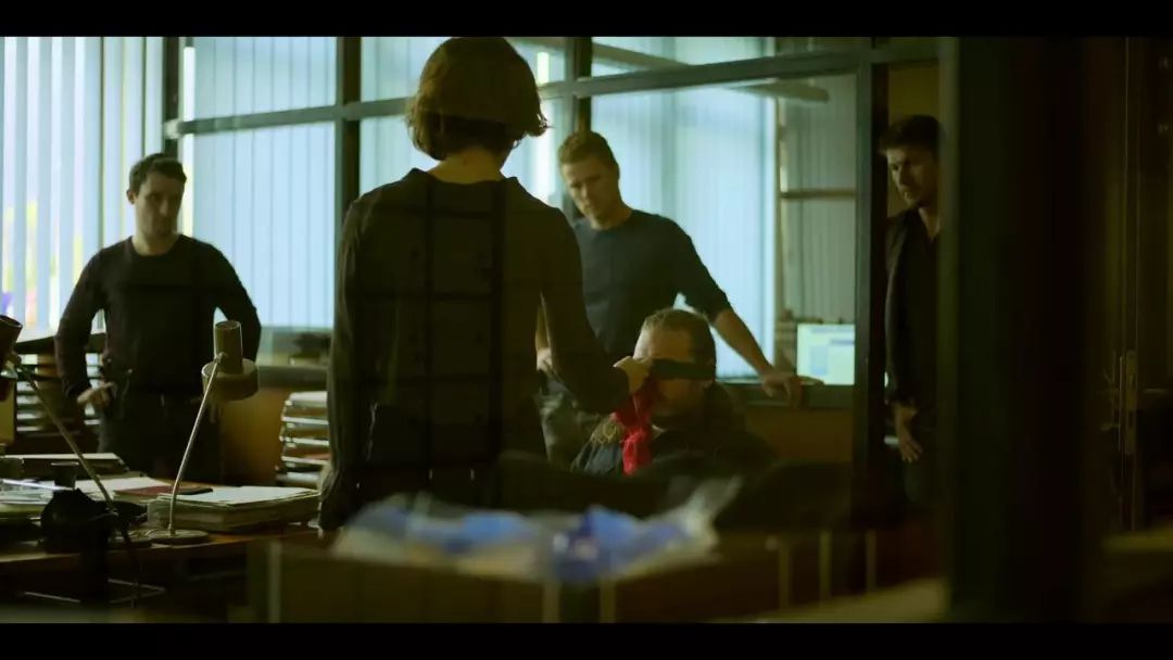 在这部电影中，满屏充满了欲望，在第一集就弄死了女主