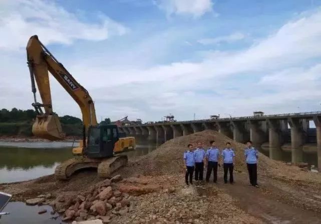 挖机被烧掉的视频,挖机遭到严重损坏