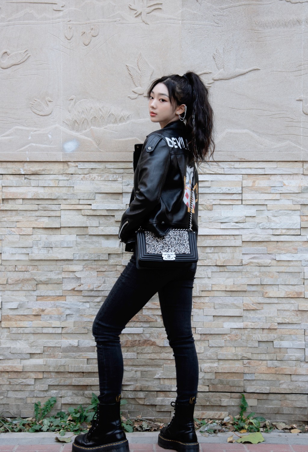 李紫婷真是会穿,白色运动服内搭露脐针织衫,秀小蛮腰抢镜十足