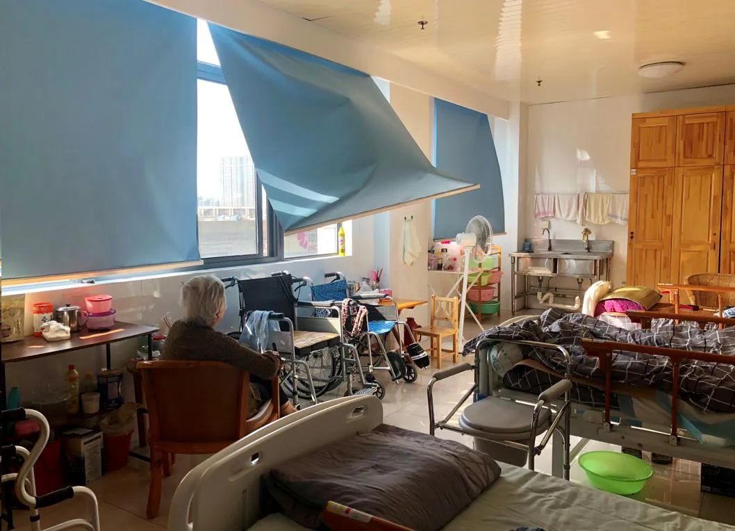 为了照顾他，只能绑住他｜养老院最残酷也最真实的一面