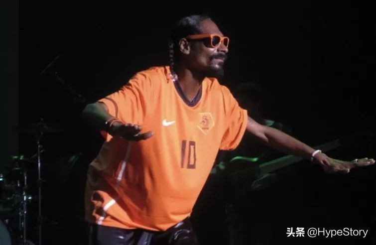 他是西海岸教父级的说唱歌手，也是足球圈最拽的球衣狂魔