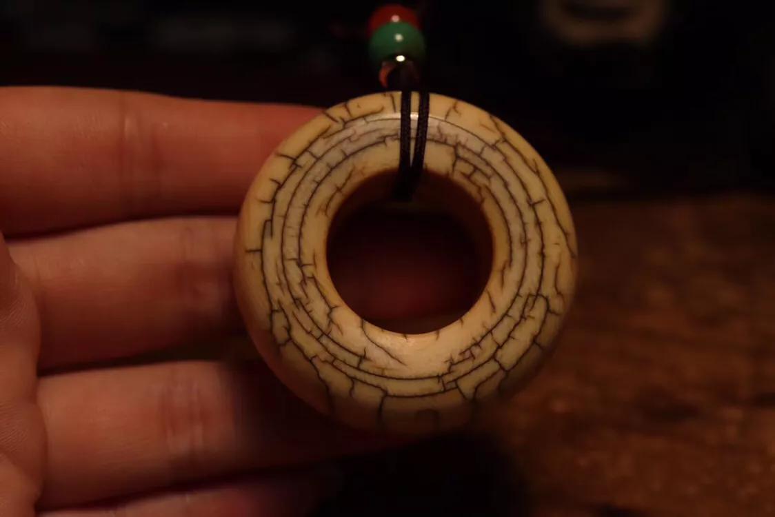 象牙裂的地方发黑,象牙裂了