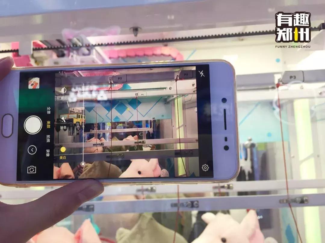 100块钱在电玩城抓娃娃,100块钱抓娃娃挑战电玩城