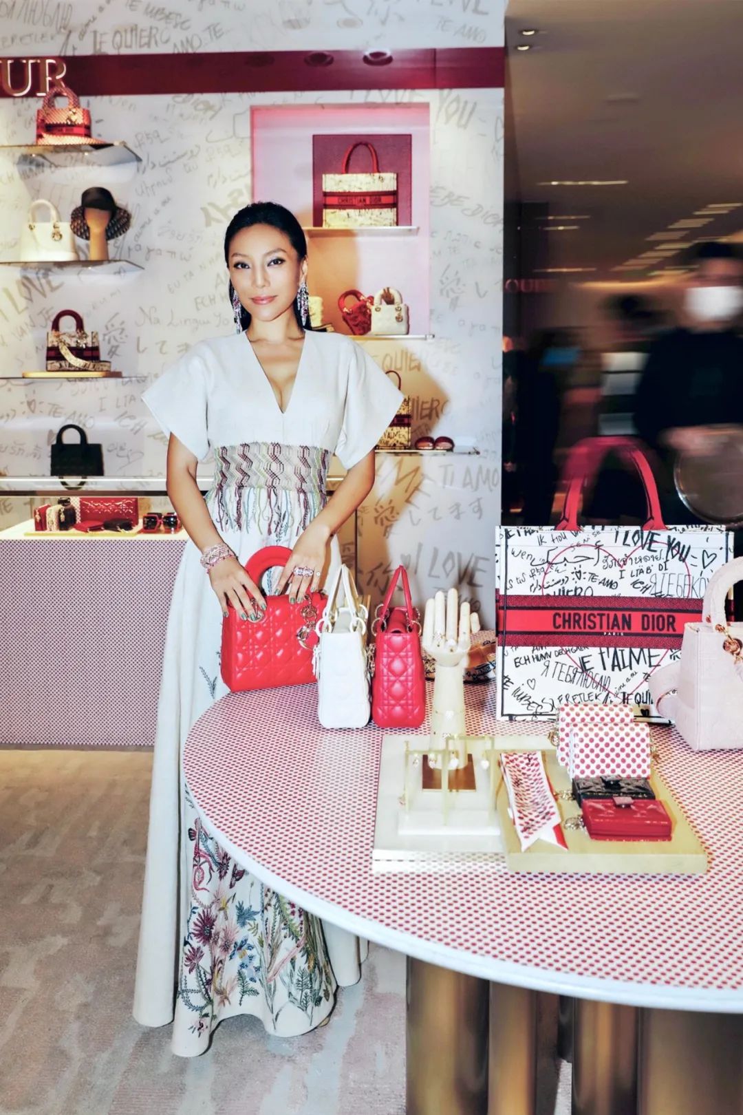 迪奥倾情呈献ladydior限时精品店,迪奥dioramour探店
