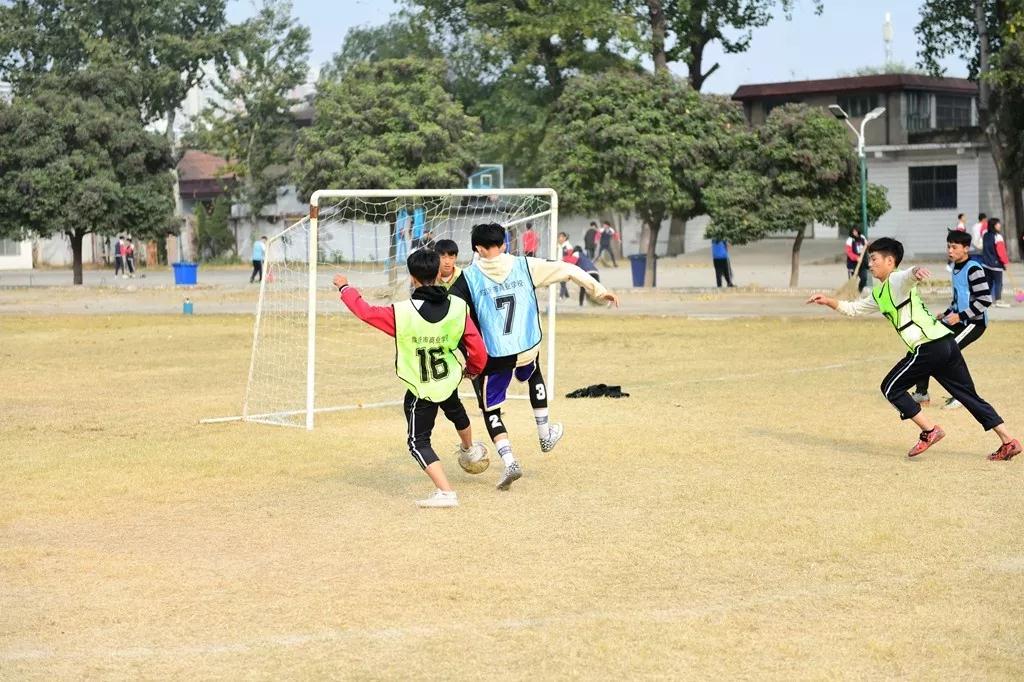 筑梦绿茵青春飞扬主题绘画,筑梦绿茵青春飞扬怎么画