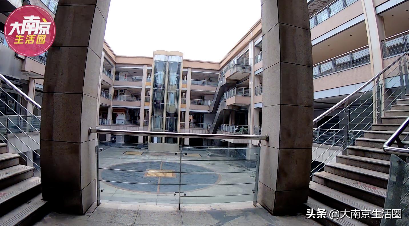 南京南站CBD旁的大型购物中心，商家纷纷撤离，如今却住满了人