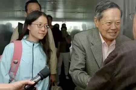 二十八岁翁帆为什么嫁给杨振宁,28岁翁帆嫁给82岁杨振宁值得吗