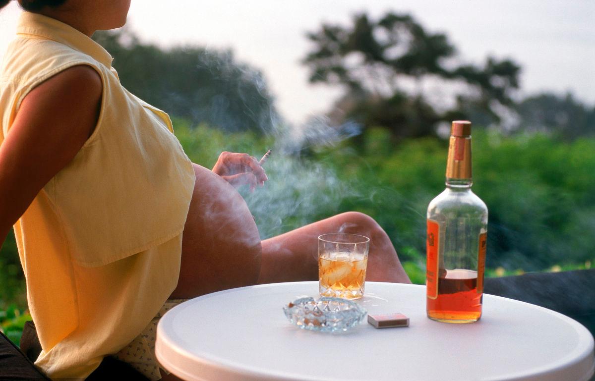 准妈妈孕期吸烟流产,22岁孕妇怀胎8月被逼引产