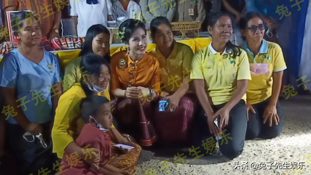 泰国贵妃逛商场,泰国贵妃穿白衣服