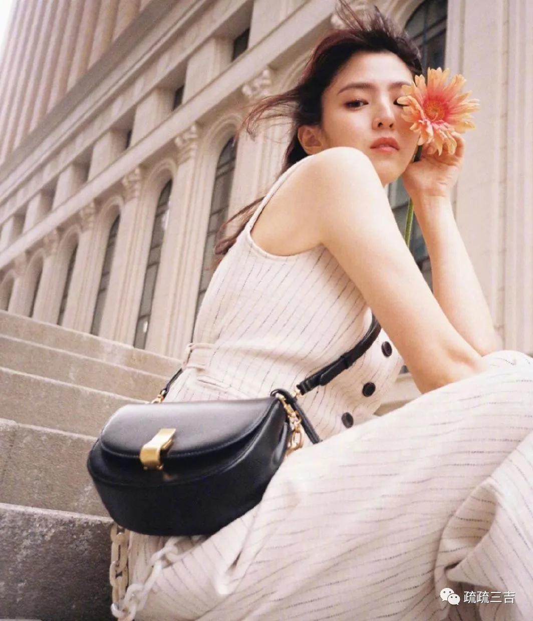 韩剧小女孩背个斜挎包,小众轻奢女士包袋