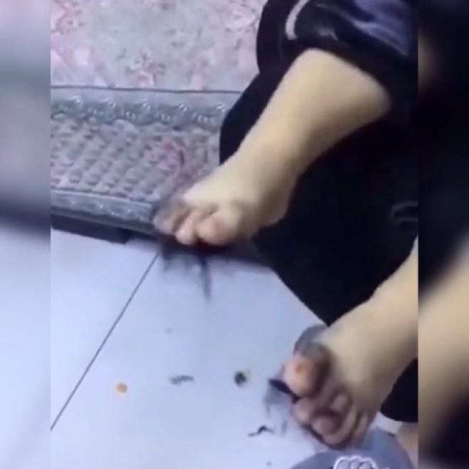 为什么宝宝脱掉袜子会紧绷双腿,宝宝脱鞋脱袜子是怎么回事