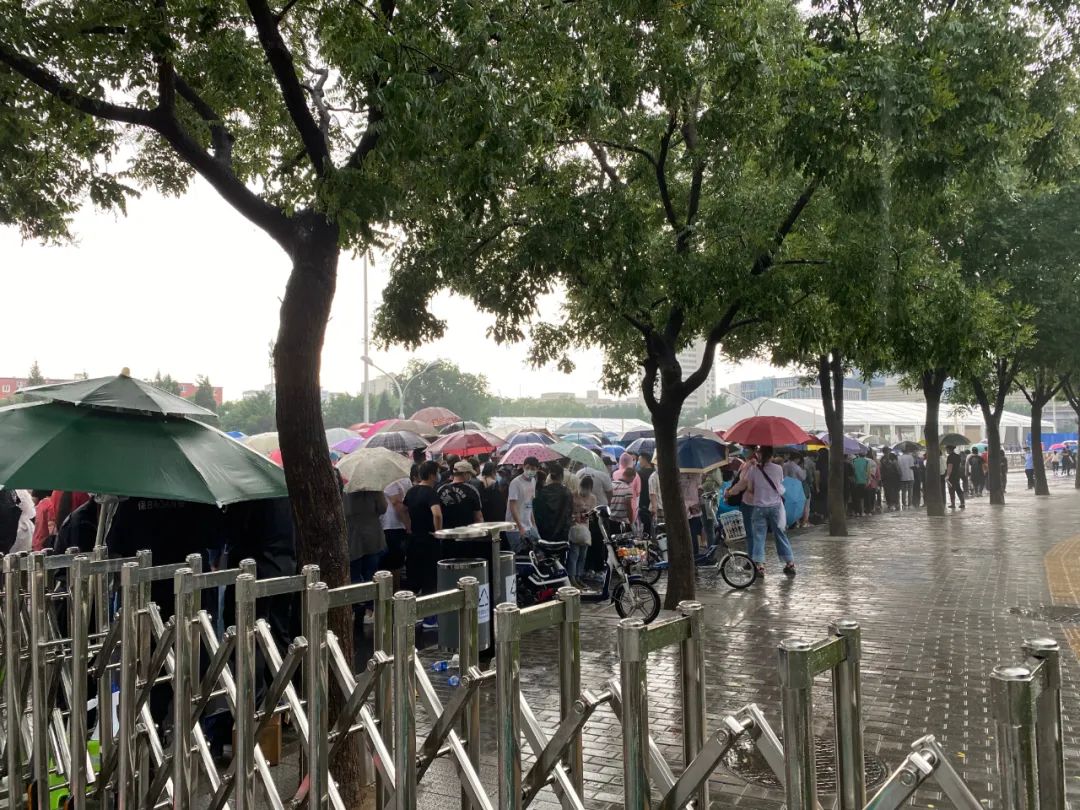 当核酸成为通行证：“各位亲朋好友，我是安全的，见面可放心”