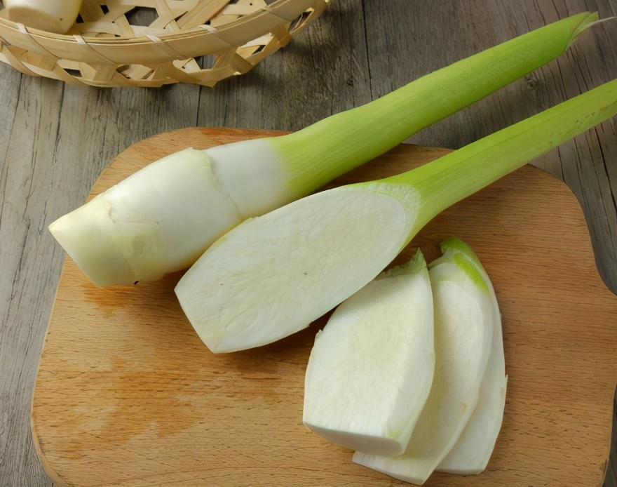 买茭白种,茭白买带皮的还是剥皮的