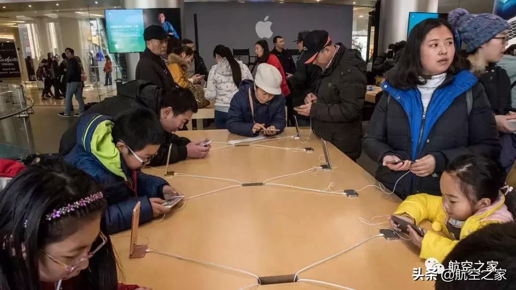 从富士康工厂到苹果商店看一部iPhone如何诞生？