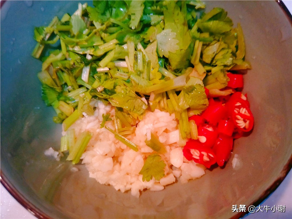 泡椒凤爪柠檬味的,柠檬凤爪刚入口的时候有点酸