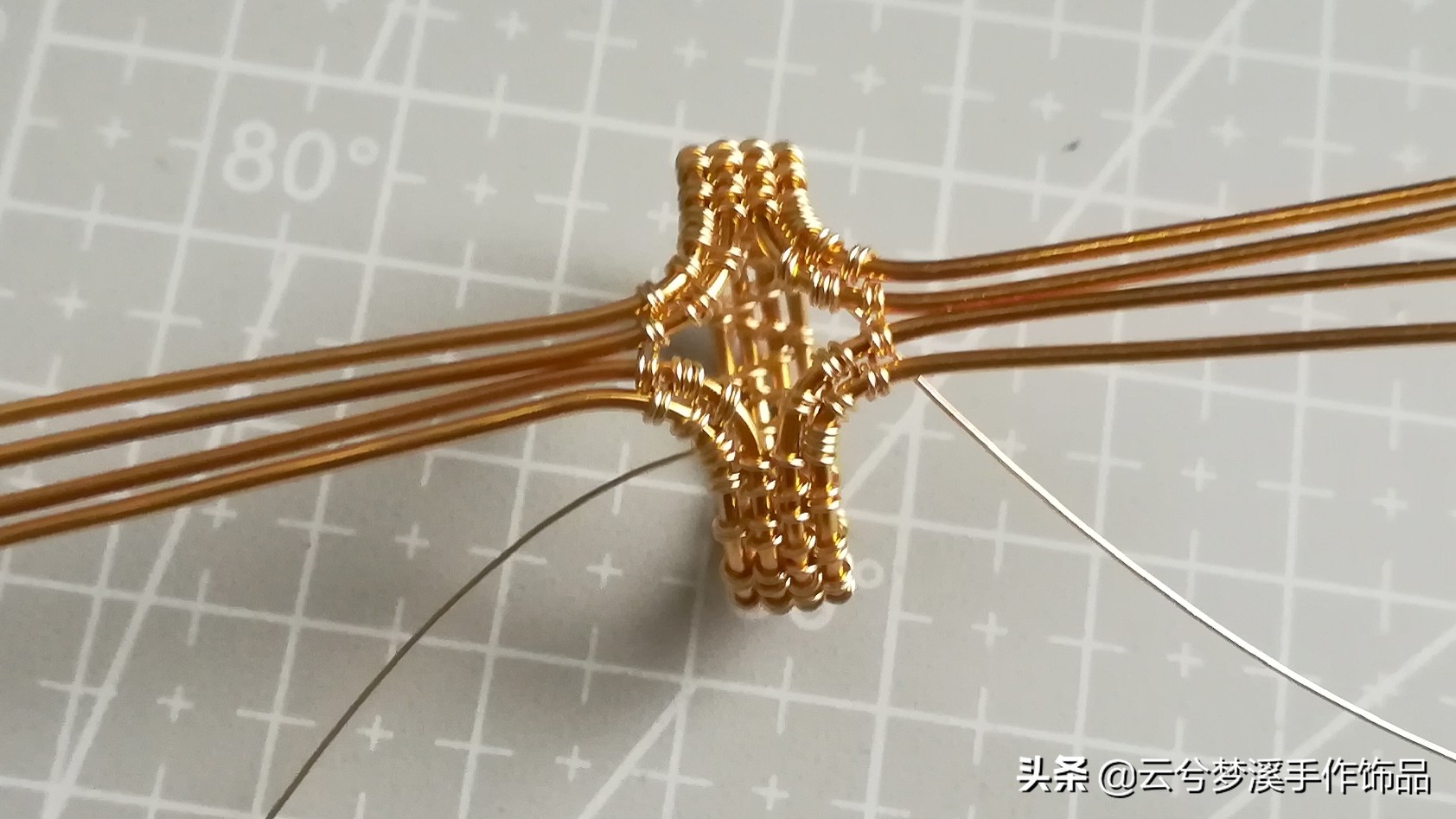 戒指最简单的绕线方法,一根扭扭棒蓝宝石戒指教程