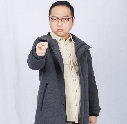 他卖丑成名，拍戏从未让周星驰喊NG，今股沟男发福变呆萌大叔