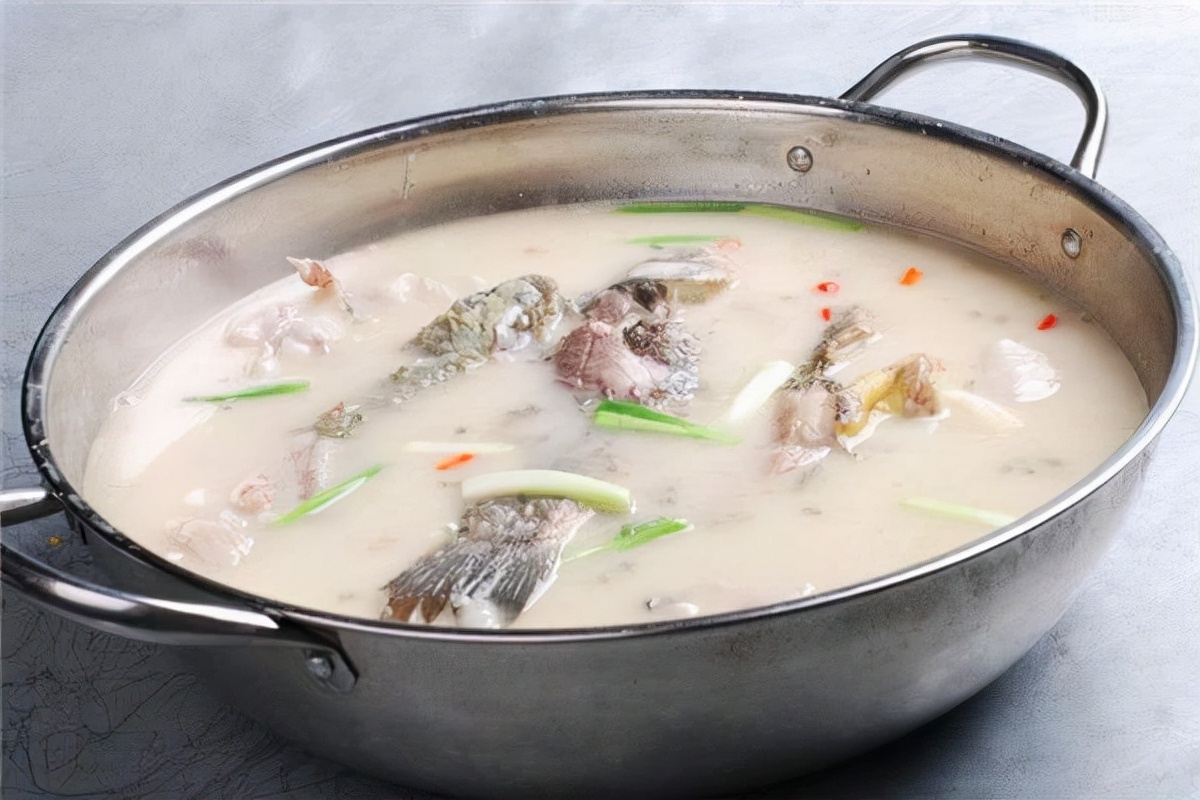 炖鱼的时候放什么东西鱼才不会腥,炖鱼该放什么不该放什么