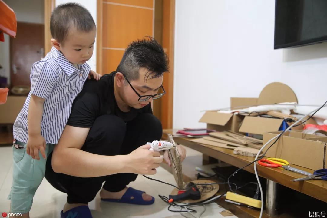 爸爸带娃搞笑名场面看一遍笑一遍,高龄宝爸用背带带娃的搞笑视频