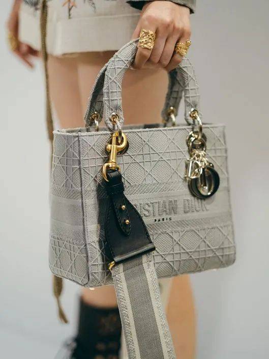 给迪奥一个机会，它就能带你邂逅浪漫秘境