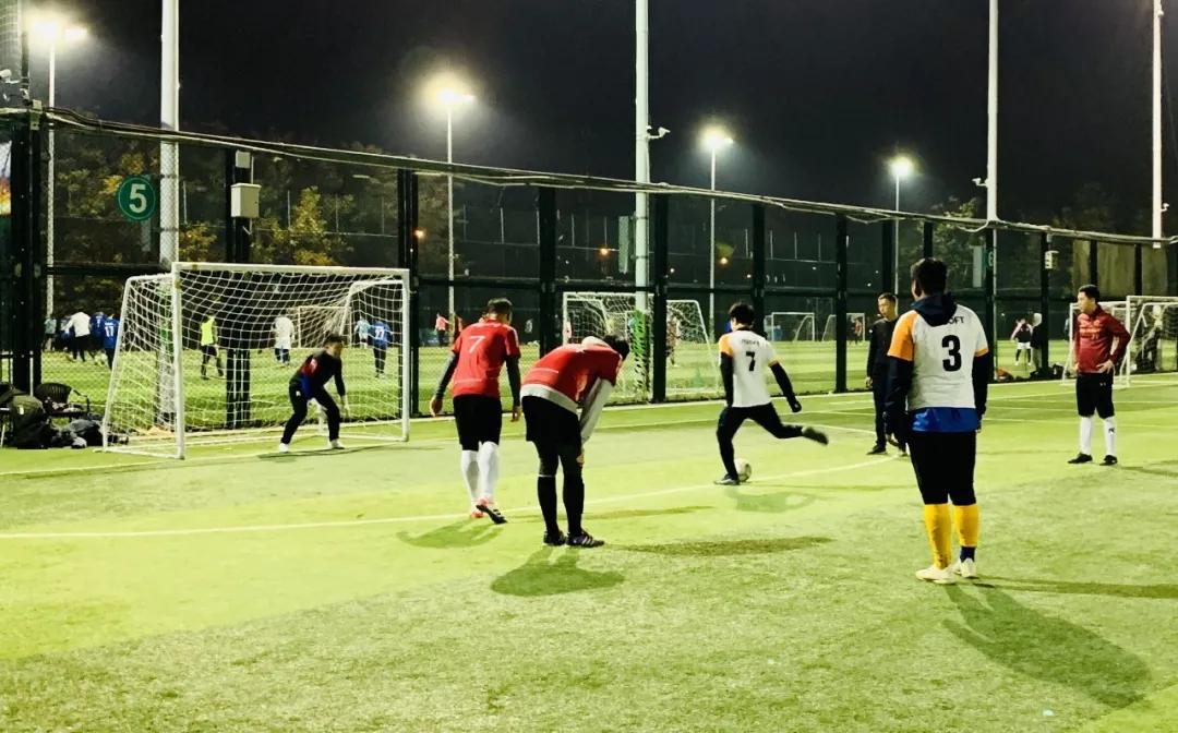 足球联赛熠熠的光,足球比赛秀脚感