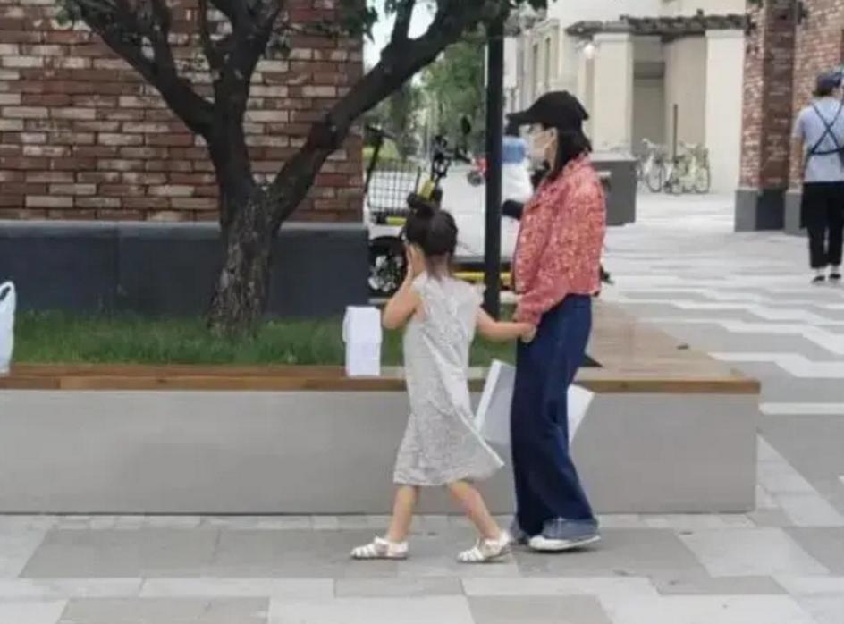 不走寻常路女子翻护栏,不走寻常路西安女子