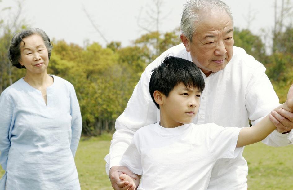 奶奶带孙子去打针哭了,奶奶带娃打针哭了