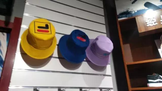 呼和浩特这家商场卖“仿名牌”，商场工作人员：并不觉得有问题