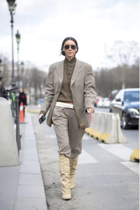 裤脚塞靴子好还是卷起来好,裤脚塞靴子