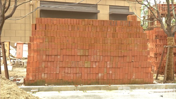 有他在,外面的水泥黄沙别想进小区!南京某高档小区沙霸栽了