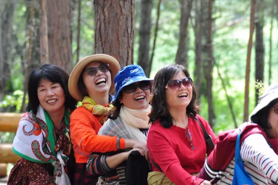 几个闺蜜自驾游的视频,一群闺蜜旅行视频