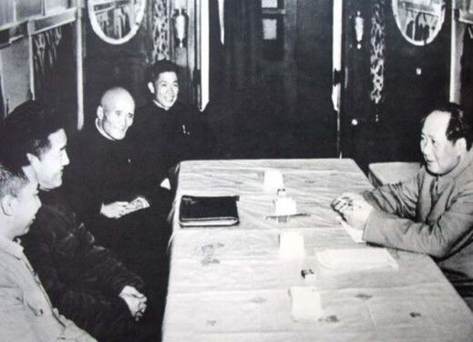 *国锋华**葬礼上，来了位神秘人物，手举16字横幅道尽华老一生功绩