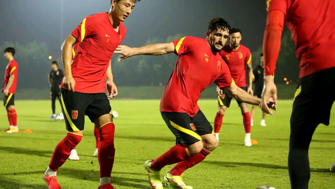 蒿俊闵国家队犯规任意球,蒿俊闵能踢前腰吗