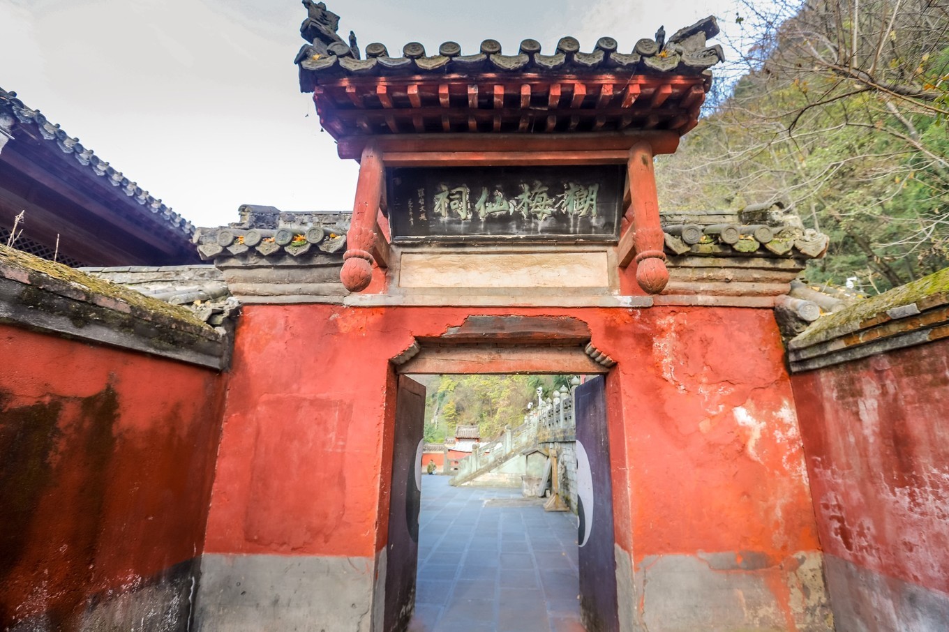 中国的世界文化遗产武当山金顶,悬崖绝壁山水画