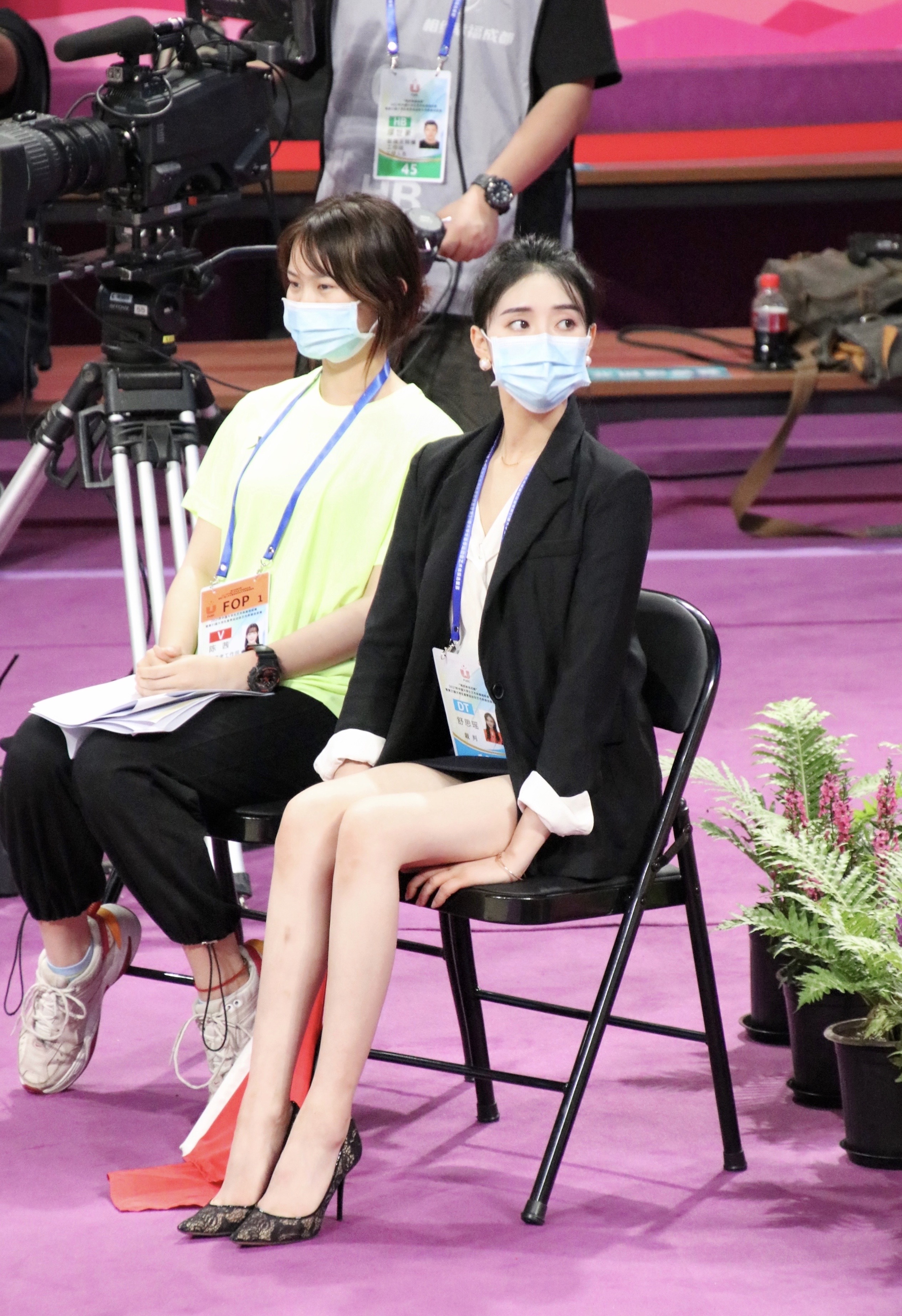 她是艺术体操女神，曾因一字马爆红网络，近日穿超短裙执裁受争议