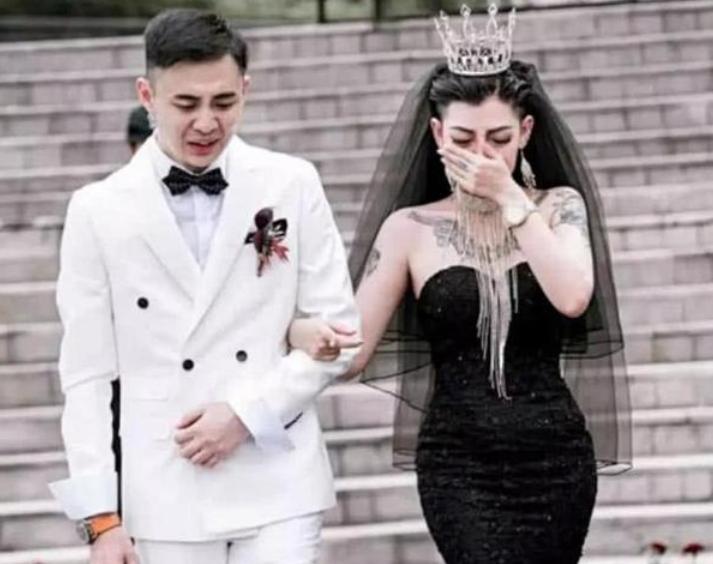 纹身新娘黑色婚纱,穿黑色婚纱纹身的新娘