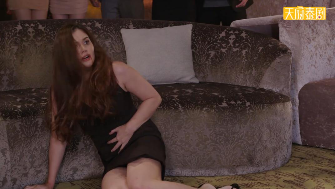 扒开衣服，这女人杀疯了