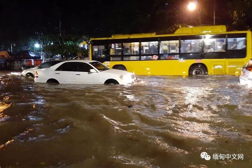 仰光雷雨，积水没过大腿，不少车子在水中“游”
