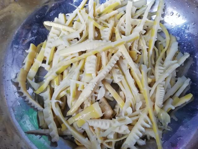 带皮新鲜小竹笋春笋怎么做才好吃,油焖春笋少油