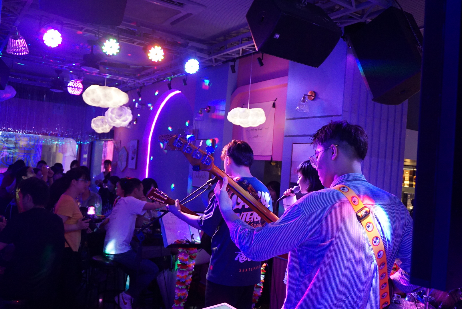 粉色羽毛、星空灯、透明泡泡，没错，一起来好久不见约听歌啊