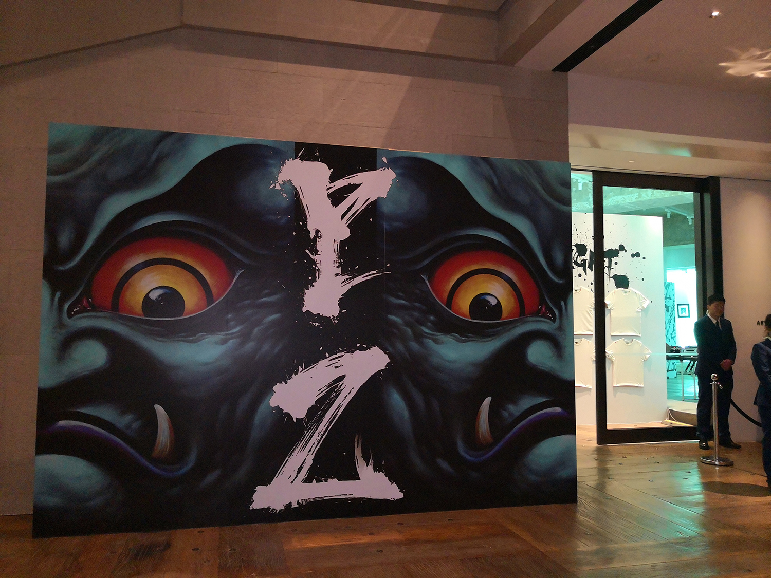 一个在鞋上做纹身的男人