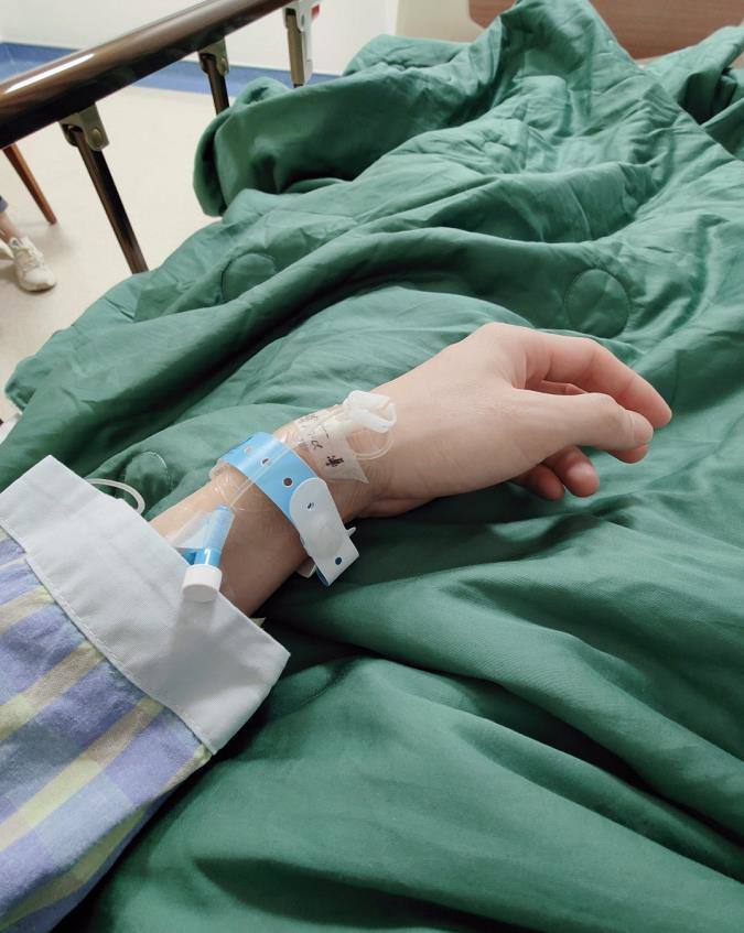 李佳琦停播一周做手术，躺病床上晒吊水照：不害怕是假的